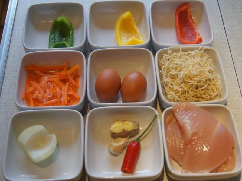 Gebratene Nudeln mit Ei, Gemüsestreifen und gebackenen Hähnchenbrustfilet - Rezept - Bild Nr. 4605