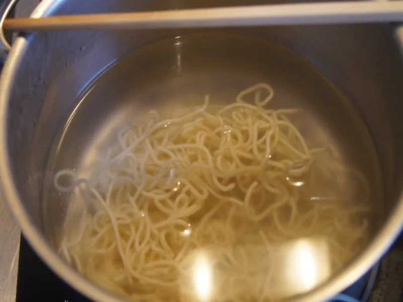 Gebratene Nudeln mit Ei, Gemüsestreifen und gebackenen Hähnchenbrustfilet - Rezept - Bild Nr. 4607