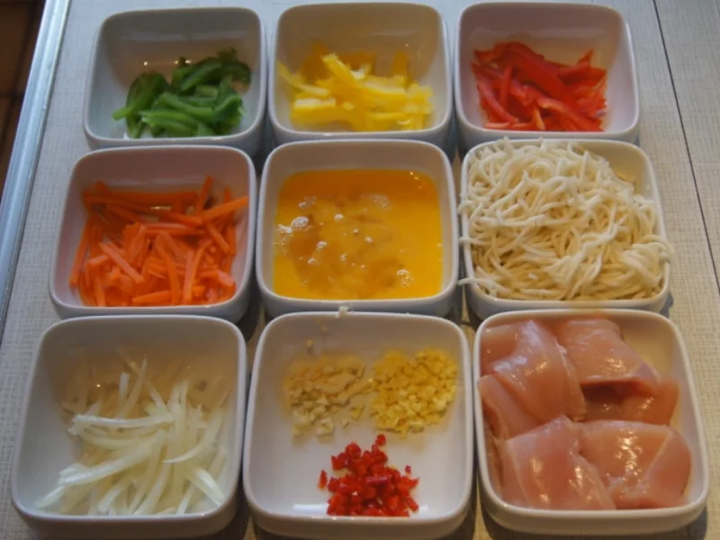 Gebratene Nudeln mit Ei, Gemüsestreifen und gebackenen Hähnchenbrustfilet - Rezept - Bild Nr. 4608