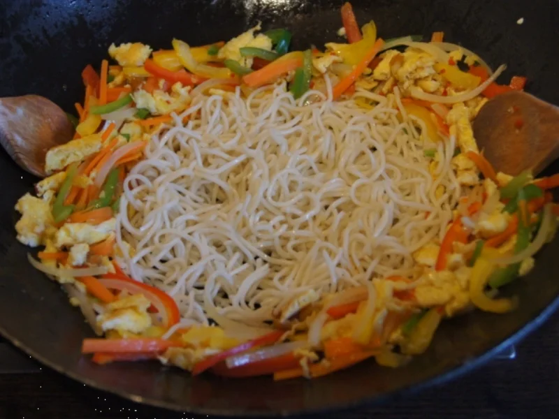 Gebratene Nudeln mit Ei, Gemüsestreifen und gebackenen Hähnchenbrustfilet - Rezept - Bild Nr. 4615