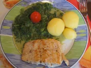 Wildlachsfilet mit Rahm-Blattspinat und Salzkartoffeln - Rezept - Bild Nr. 4605