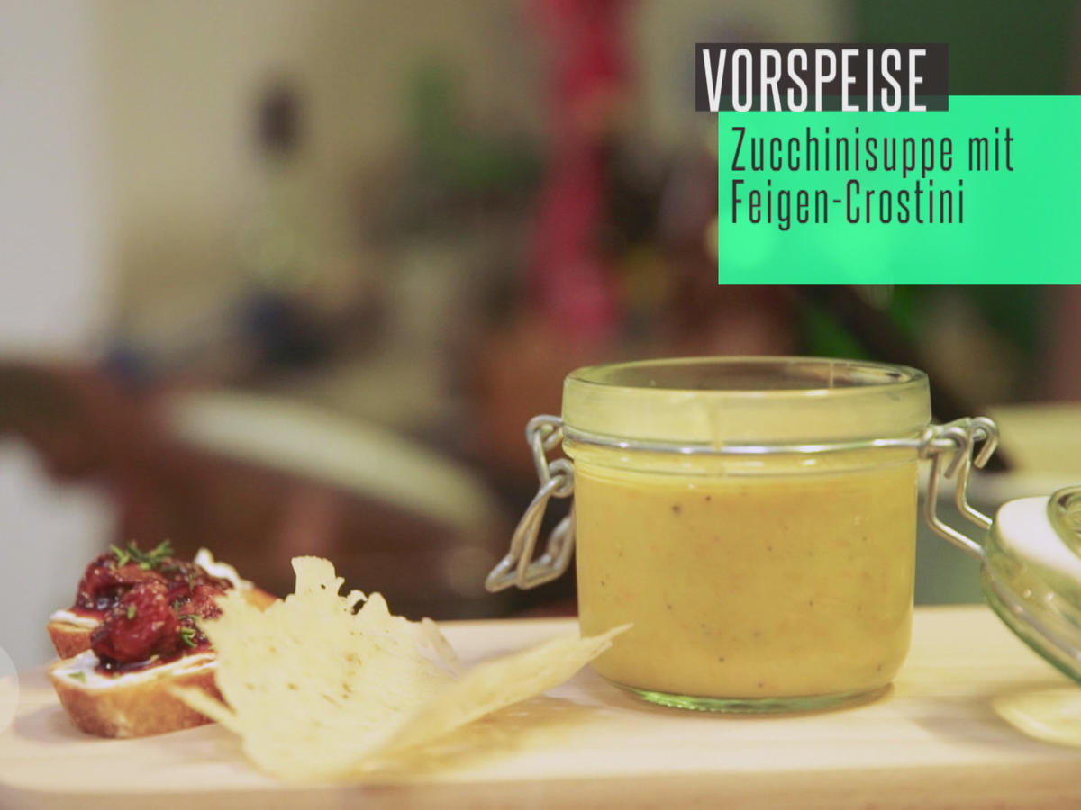 Beschwipstes Süppchen von der gelben Zucchini, Feigencrostini und Parmesanhippe - Rezept - Bild Nr. 2