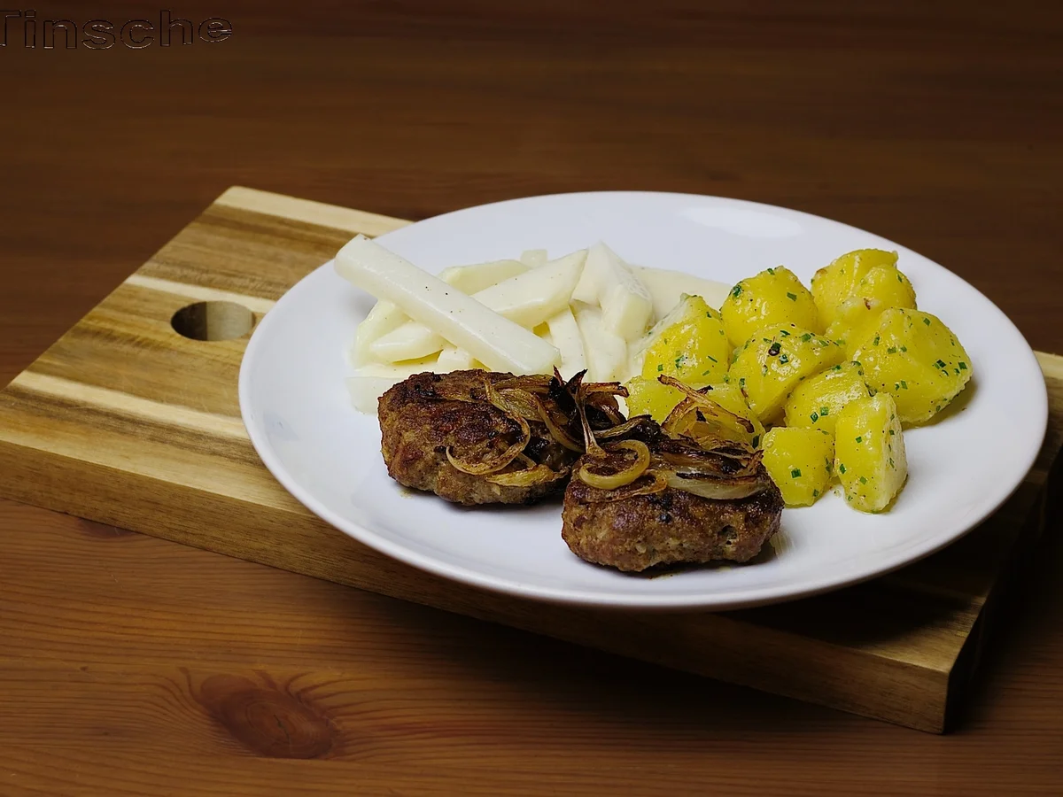 Frikadellen mit Röstzwiebeln, Salzkartoffeln und Rahmkohlrabi - Rezept - Bild Nr. 4625
