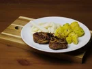 Frikadellen mit Röstzwiebeln, Salzkartoffeln und Rahmkohlrabi - Rezept - Bild Nr. 4625