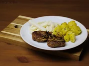 Frikadellen mit Röstzwiebeln, Salzkartoffeln und Rahmkohlrabi - Rezept - Bild Nr. 4625