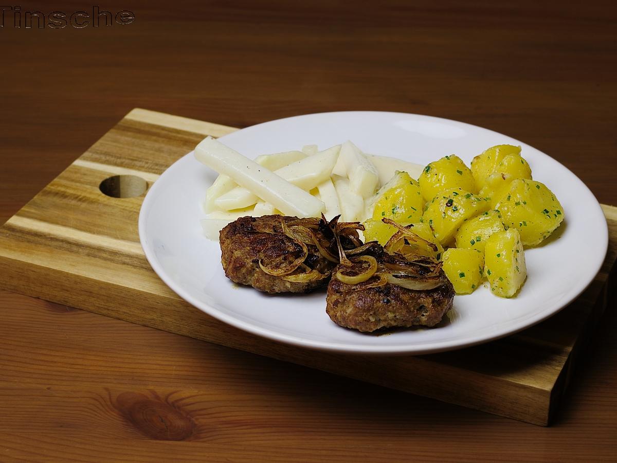 Frikadellen mit Röstzwiebeln, Salzkartoffeln und Rahmkohlrabi - einfach ...