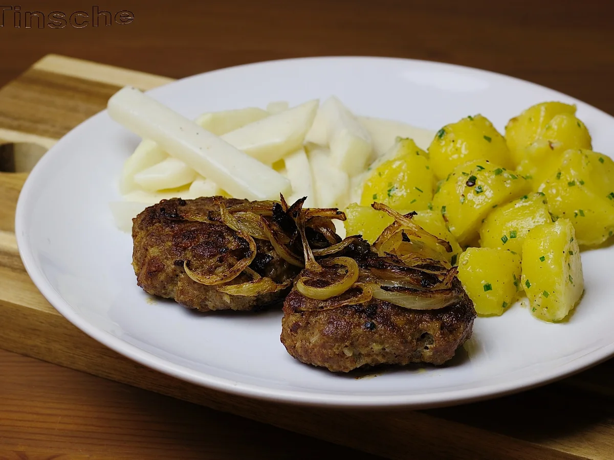 Frikadellen mit Röstzwiebeln, Salzkartoffeln und Rahmkohlrabi - Rezept - Bild Nr. 4626
