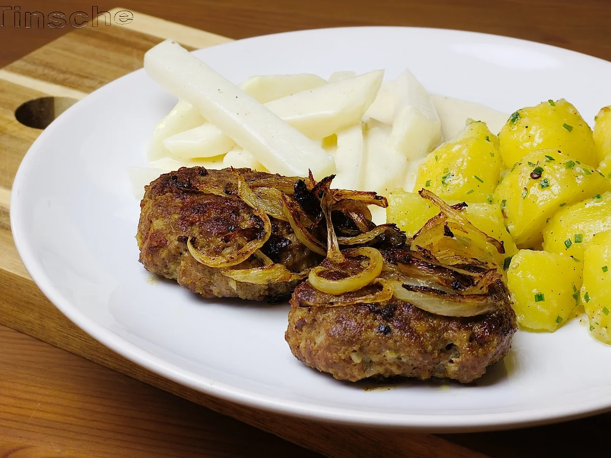 Frikadellen mit Röstzwiebeln, Salzkartoffeln und Rahmkohlrabi - Rezept - Bild Nr. 4627