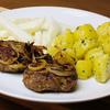 Frikadellen mit Röstzwiebeln, Salzkartoffeln und Rahmkohlrabi - Rezept - Bild Nr. 4627