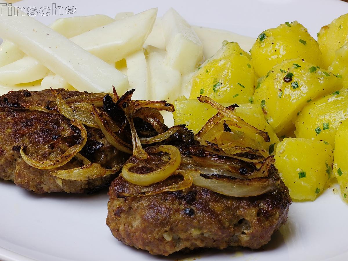 Frikadellen mit Röstzwiebeln, Salzkartoffeln und Rahmkohlrabi - einfach ...