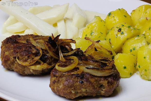 Frikadellen mit Röstzwiebeln, Salzkartoffeln und Rahmkohlrabi - Rezept ...