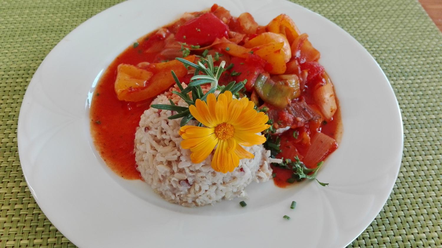 Reis mit Walnüssen an Tomaten - Gemüse - Pfanne - Rezept