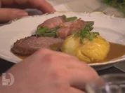 Wildschweinrücken, Preiselbeerrotkohl und Kartoffelklöße an Rotweinbirne - Rezept - Bild Nr. 3