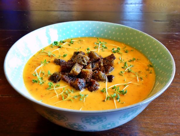 Zu-Pa-To-Cremesuppe mit Kräuter-Croutons und Kresse - Rezept - kochbar.de