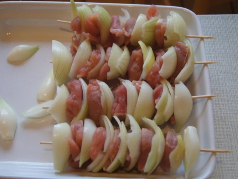 Schweinefiletspieße mit Zwiebeln und Djuvec-Reis - Rezept - Bild Nr. 4650