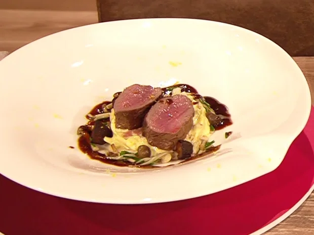 Rezept: Gebratener Rehrücken mit Selleriesalat (Gedeon Burkhard) Bild Nr. 2 Gebratener Rehrücken mit Selleriesalat (Gedeon Burkhard) - Rezept - Bild Nr. 2