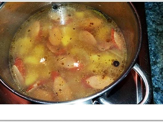 Kartoffelsuppe mit Würstchen & mit Crème fraîche verfeinert - Rezept - Bild Nr. 4655