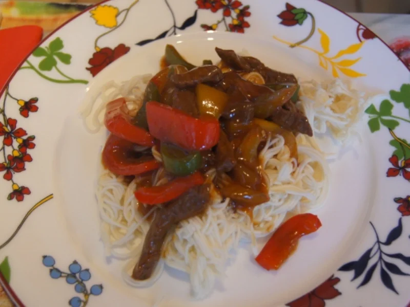 Rindfleisch mit Gemüse im Wok und Weizennudeln - Rezept - Bild Nr. 4649