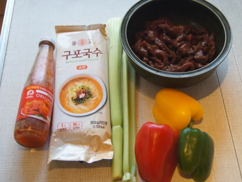 Rindfleisch mit Gemüse im Wok und Weizennudeln - Rezept - Bild Nr. 4654