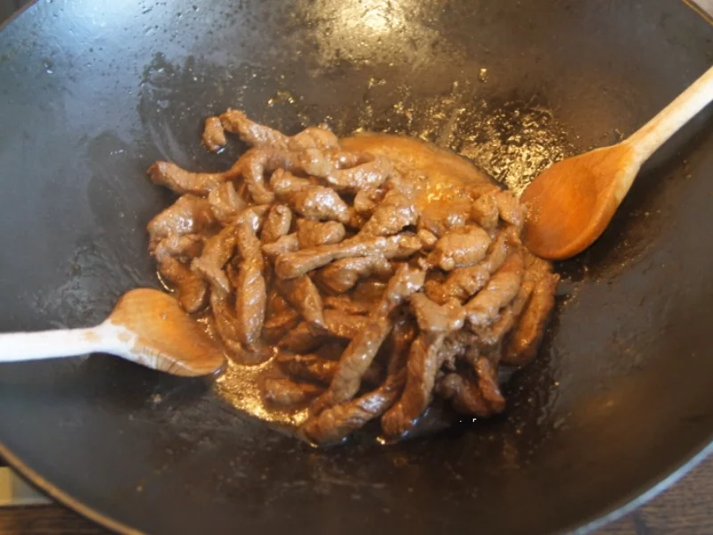 Rindfleisch mit Gemüse im Wok und Weizennudeln - Rezept - Bild Nr. 4658