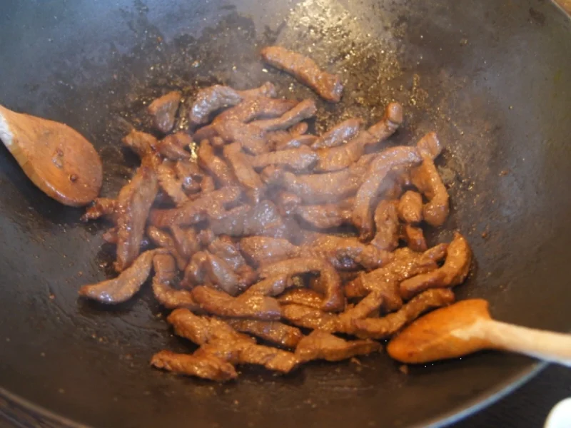 Rindfleisch mit Gemüse im Wok und Weizennudeln - Rezept - Bild Nr. 4659