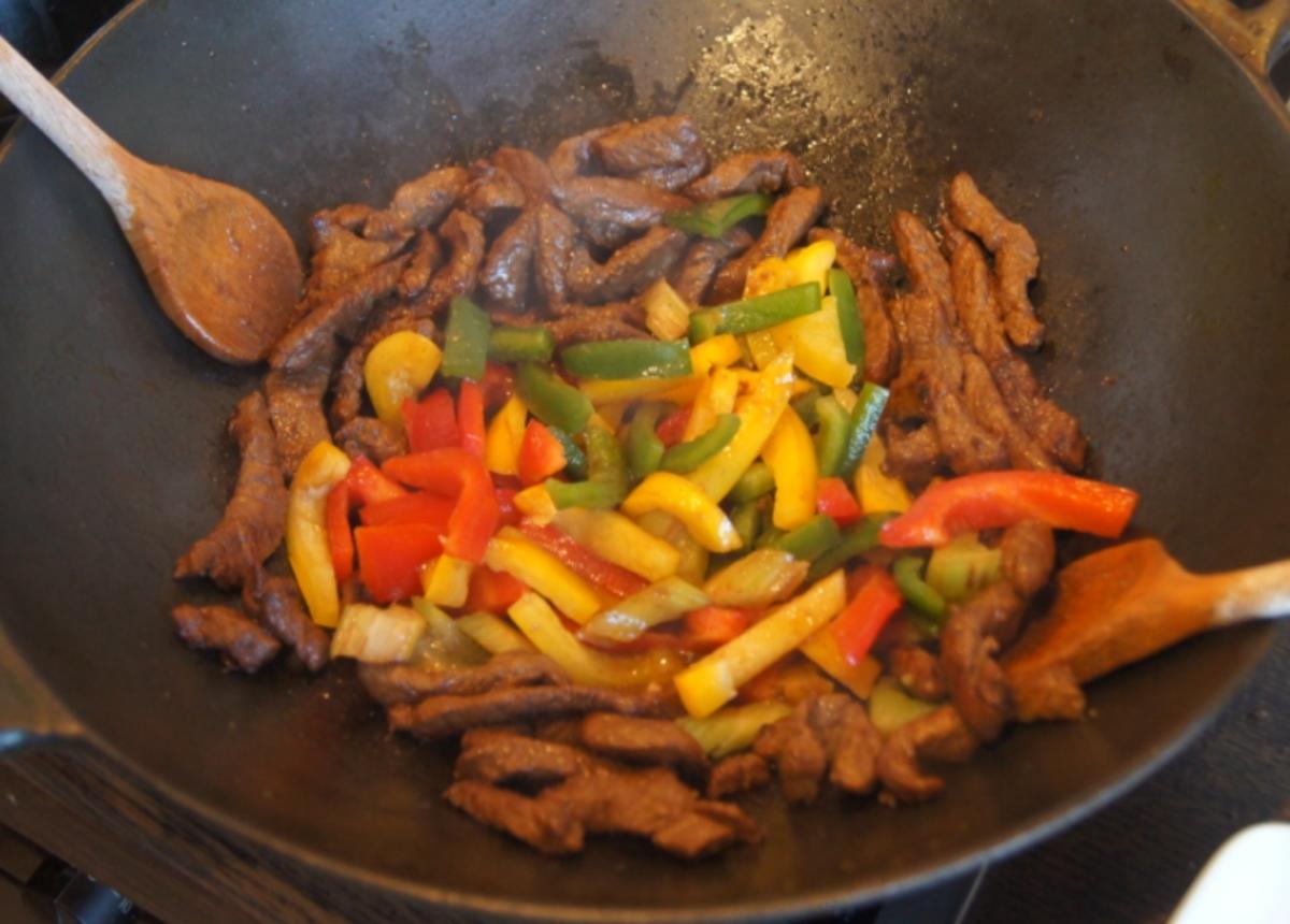 Rindfleisch mit Gemüse im Wok und Weizennudeln - Rezept - Bild Nr. 4660