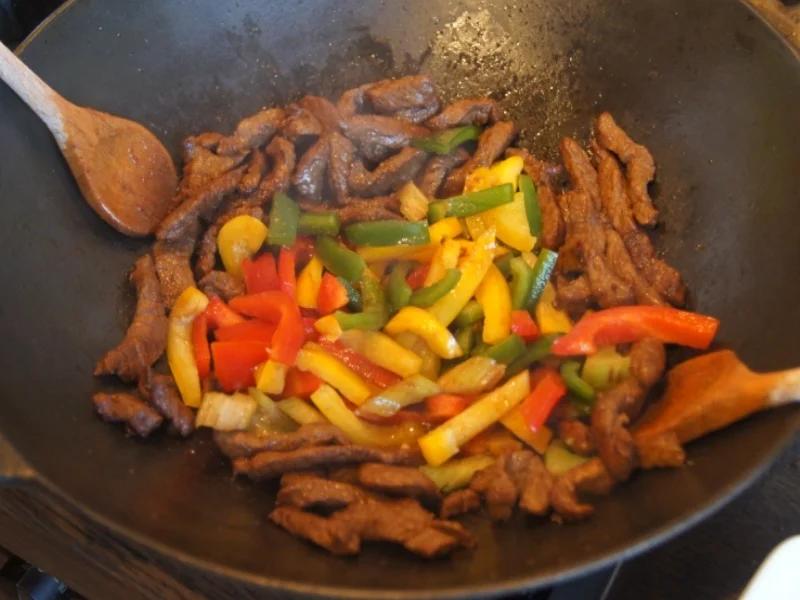 Rindfleisch mit Gemüse im Wok und Weizennudeln - Rezept - Bild Nr. 4660