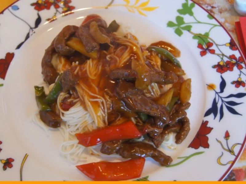 Rindfleisch mit Gemüse im Wok und Weizennudeln - Rezept - Bild Nr. 4662