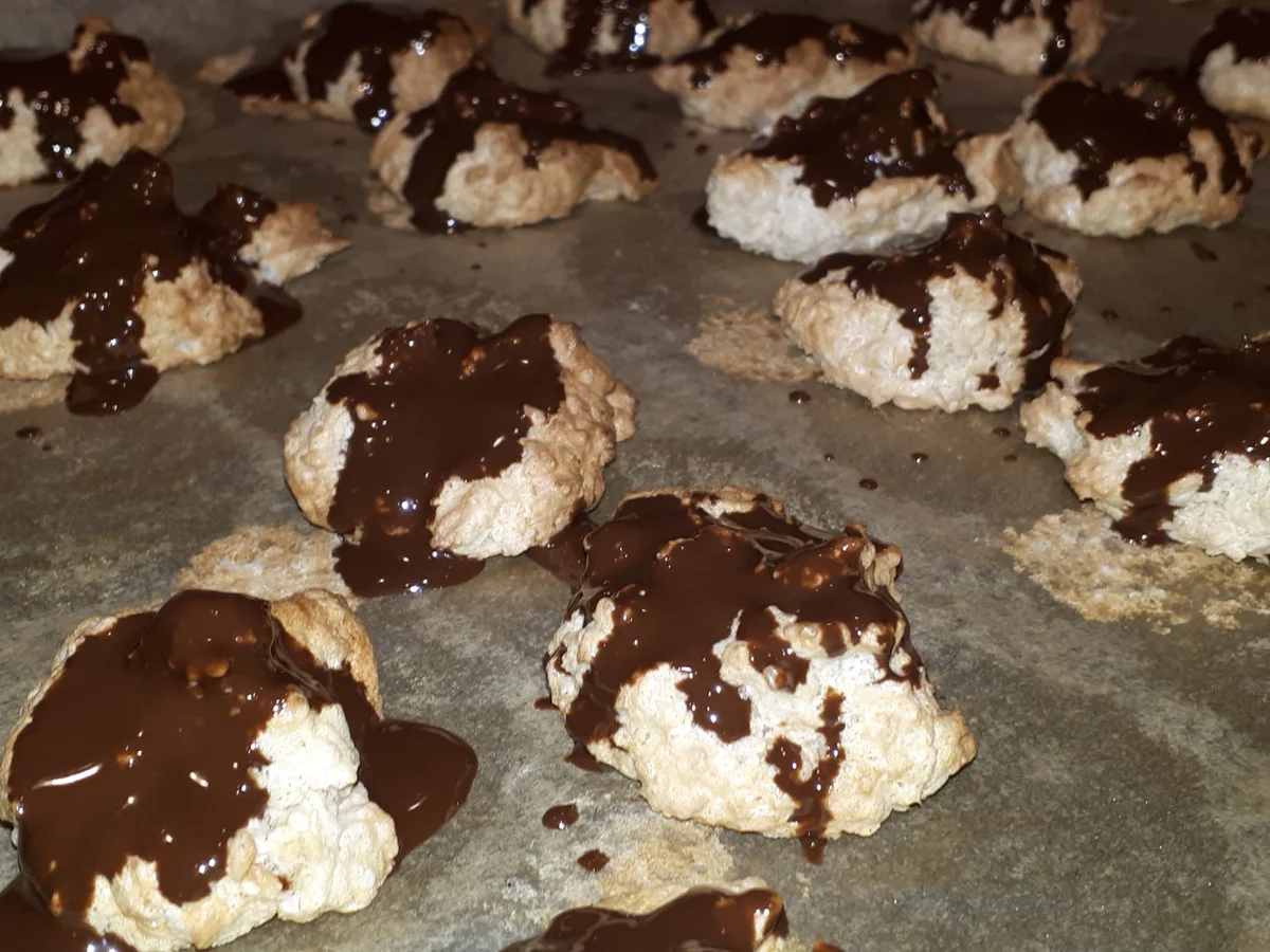 Rezept: BiNe` S QUARK - KOKOSMAKRONEN MIT SCHOKOLADE Bild Nr. 4655 BiNe` S QUARK - KOKOSMAKRONEN MIT SCHOKOLADE - Rezept - Bild Nr. 4655