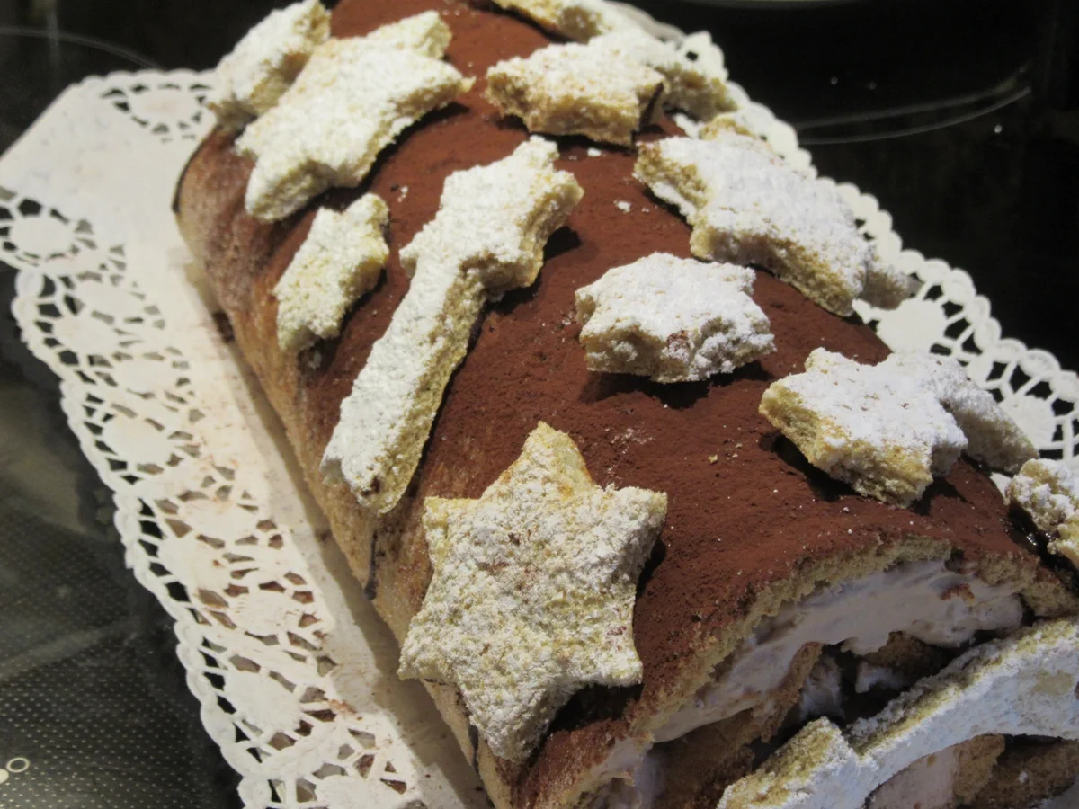 Rezept: Backen: Weihnachtliche Biskuitrolle mit Glühwein-Pannacotta Bild Nr. 4666 Backen: Weihnachtliche Biskuitrolle mit Glühwein-Pannacotta - Rezept - Bild Nr. 4666