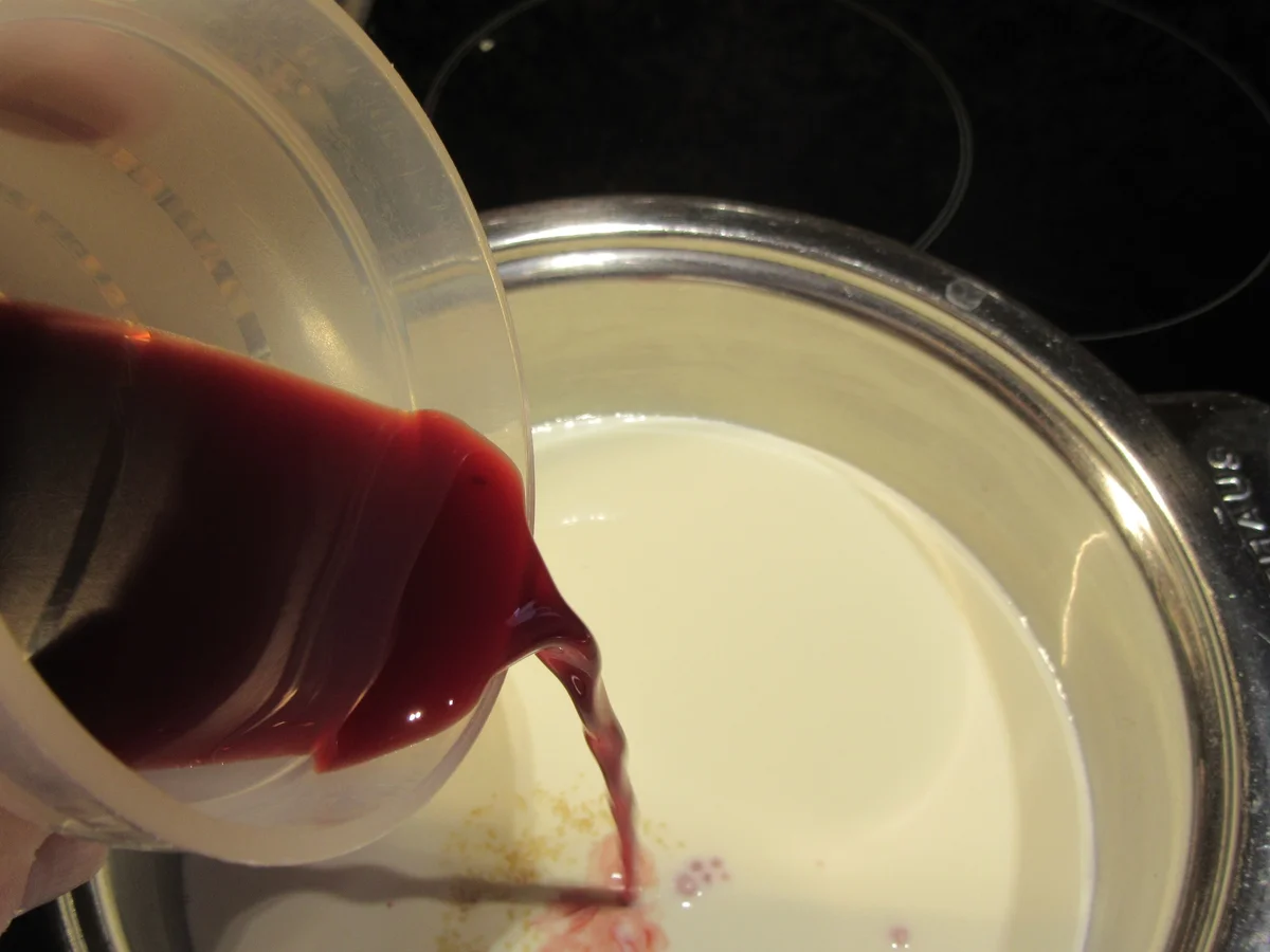 Rezept: Backen: Weihnachtliche Biskuitrolle mit Glühwein-Pannacotta Bild Nr. 4668 Backen: Weihnachtliche Biskuitrolle mit Glühwein-Pannacotta - Rezept - Bild Nr. 4668