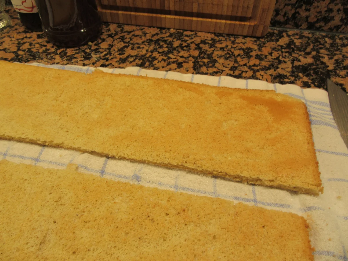 Rezept: Backen: Weihnachtliche Biskuitrolle mit Glühwein-Pannacotta Bild Nr. 4676 Backen: Weihnachtliche Biskuitrolle mit Glühwein-Pannacotta - Rezept - Bild Nr. 4676