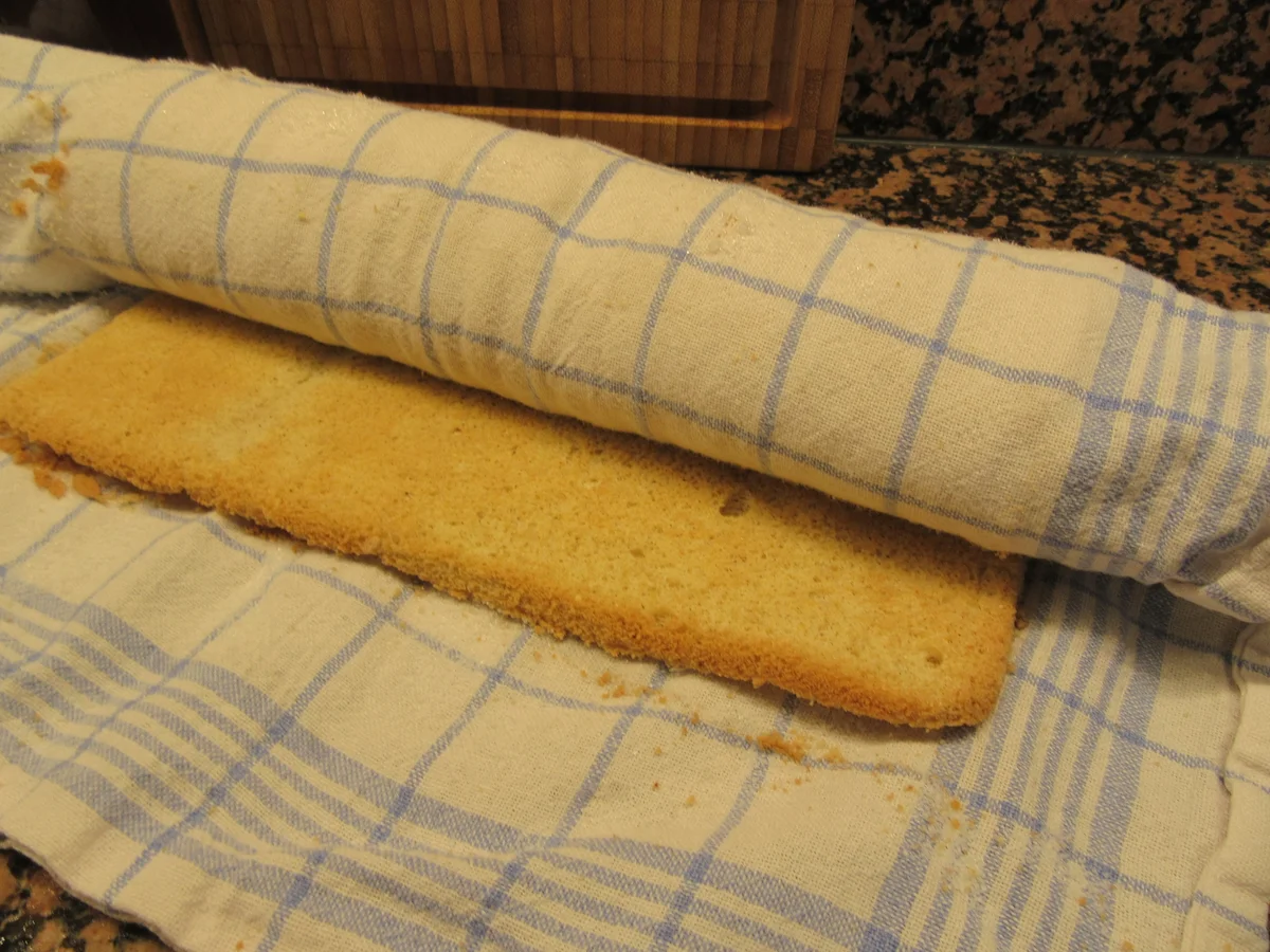 Rezept: Backen: Weihnachtliche Biskuitrolle mit Glühwein-Pannacotta Bild Nr. 4677 Backen: Weihnachtliche Biskuitrolle mit Glühwein-Pannacotta - Rezept - Bild Nr. 4677