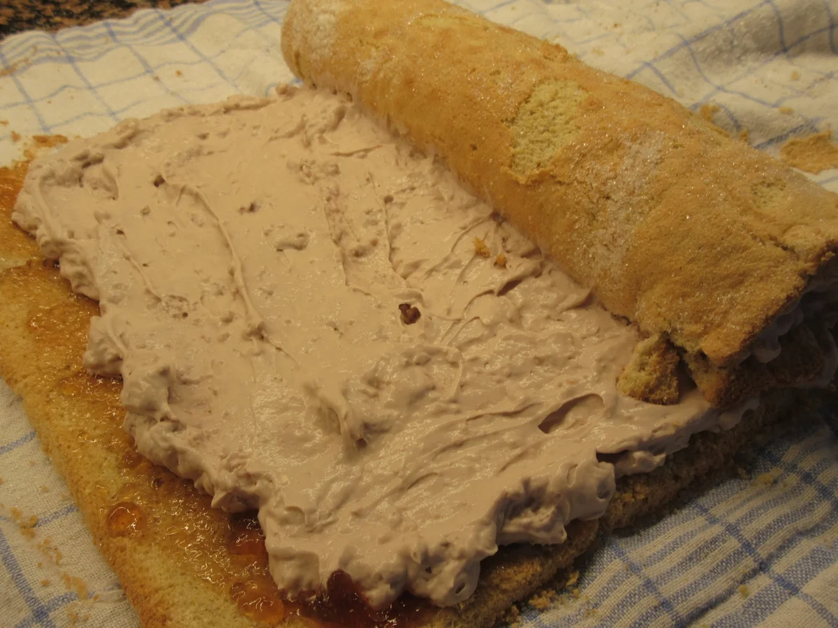 Rezept: Backen: Weihnachtliche Biskuitrolle mit Glühwein-Pannacotta Bild Nr. 4680 Backen: Weihnachtliche Biskuitrolle mit Glühwein-Pannacotta - Rezept - Bild Nr. 4680