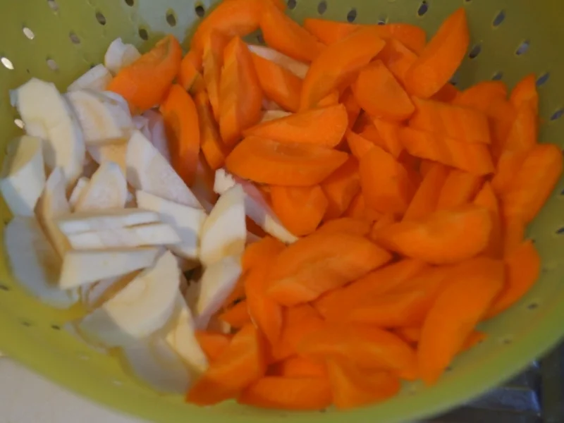 Rindergulasch ( Suppe )  mit Gemüsemix, Brokkoli und Kartoffeln - Rezept - Bild Nr. 4711