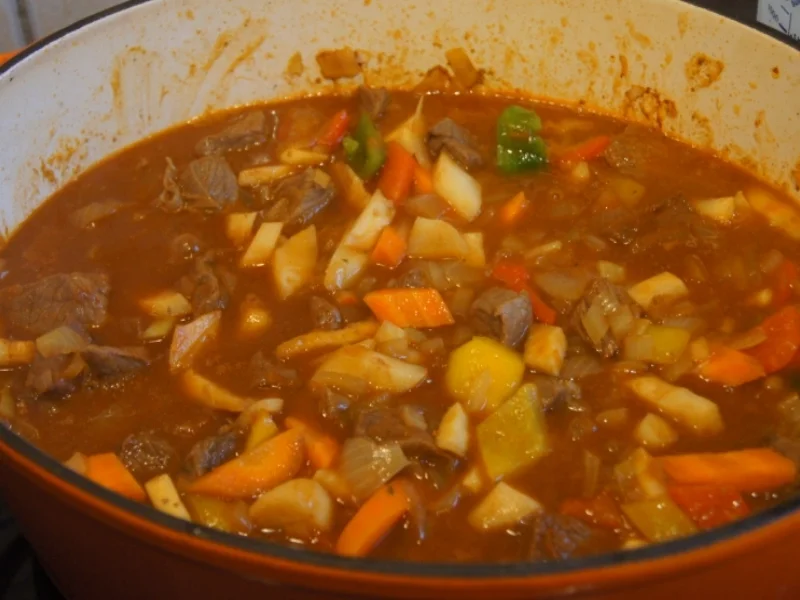 Rindergulasch ( Suppe )  mit Gemüsemix, Brokkoli und Kartoffeln - Rezept - Bild Nr. 4716