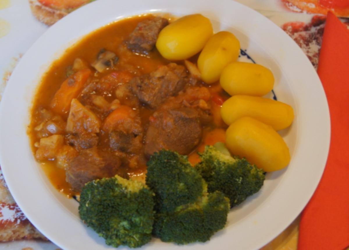 Rindergulasch ( Suppe )  mit Gemüsemix, Brokkoli und Kartoffeln - Rezept - Bild Nr. 4730