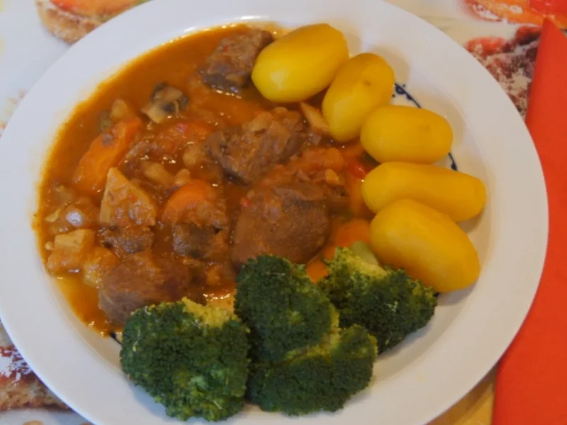 Rindergulasch ( Suppe )  mit Gemüsemix, Brokkoli und Kartoffeln - Rezept - Bild Nr. 4730