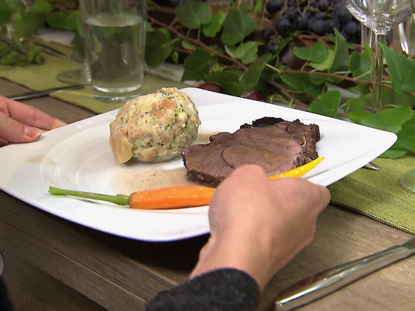 Frischlingsbraten an Wurzelgemüse und Weckknödel - Rezept - kochbar.de