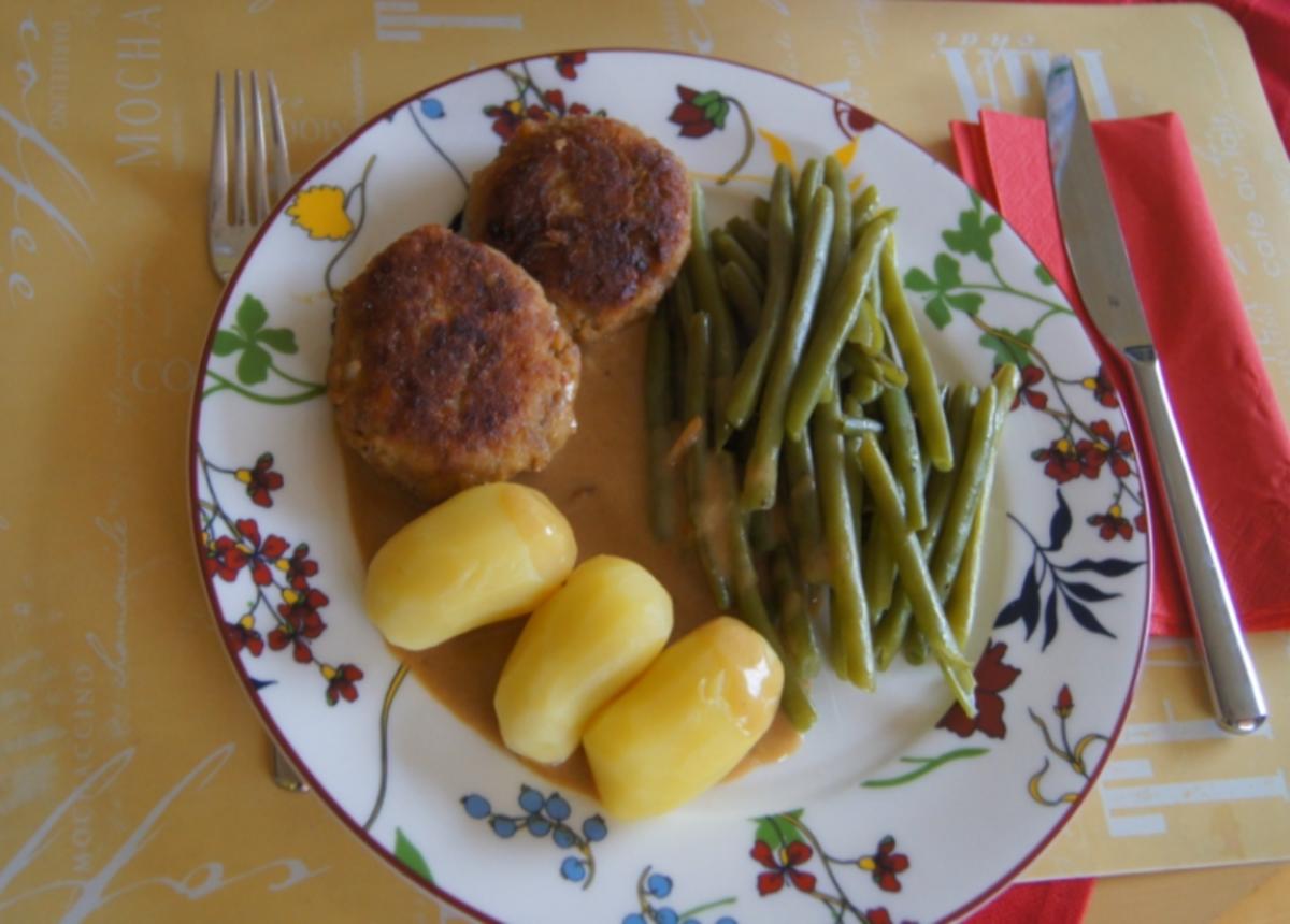 Bilder für Fleischpflanzerl mit Sauce, Butterbohnen und Drillingen - Rezept