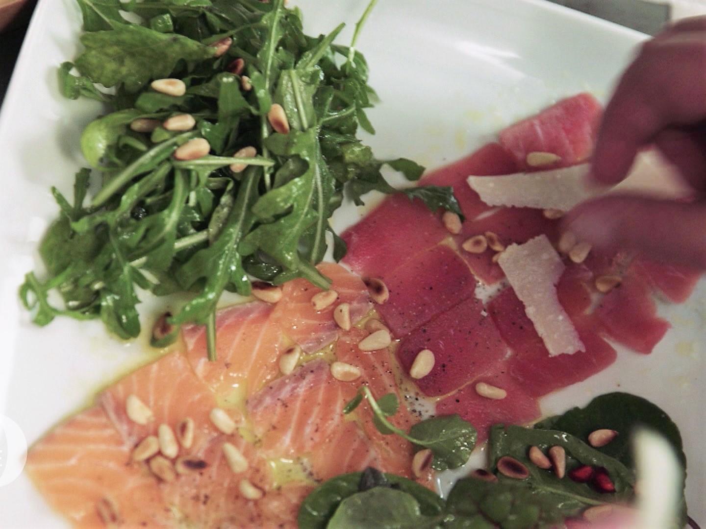 Zweierlei Carpaccio vom Fisch, zwei Salate und selbstgemachtes Ciabatta ...
