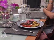 Sous Vide gegartes Rinderfilet, Rotweinschalotten, Schmortomaten und Rosmarinkartoffeln - Rezept - Bild Nr. 2