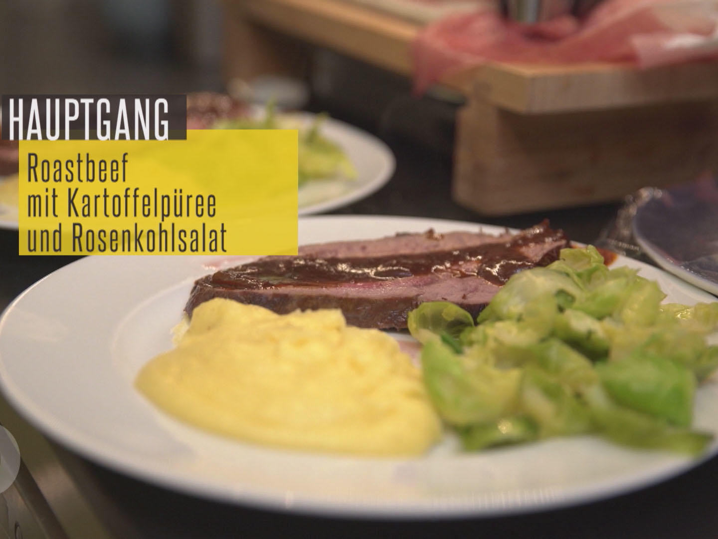 Bilder für Roastbeef mit Rotwein-Printen-Soße an Kartoffelpüree und lauwarmen Rosenkohlsalat - Rezept