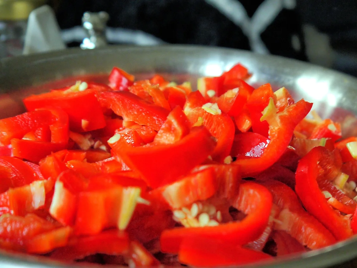 Rezept: Hähnchengeschnetzeltes in geräuchertem Paprikarahm Bild Nr. 4734 Hähnchengeschnetzeltes in geräuchertem Paprikarahm - Rezept - Bild Nr. 4734