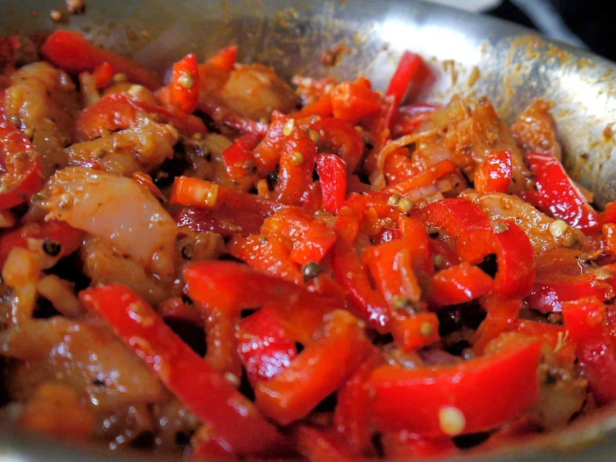 Rezept: Hähnchengeschnetzeltes in geräuchertem Paprikarahm Bild Nr. 4739 Hähnchengeschnetzeltes in geräuchertem Paprikarahm - Rezept - Bild Nr. 4739