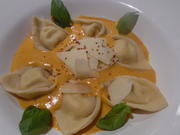 Cappellacci mit Ricotta-Parmesan-Füllung und Tomaten-Rahm-Soße - Rezept - Bild Nr. 4729