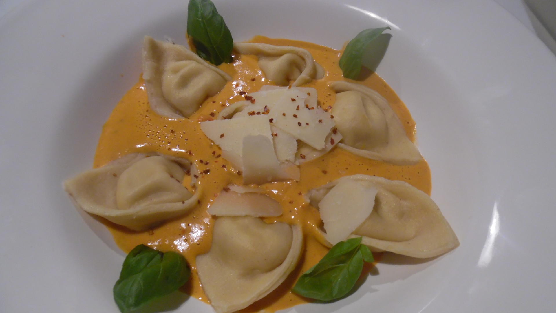 Bilder für Cappellacci mit Ricotta-Parmesan-Füllung und Tomaten-Rahm-Soße - Rezept