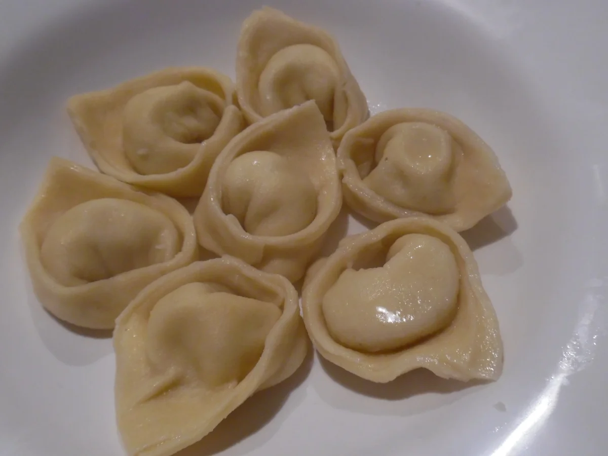 Cappellacci mit Ricotta-Parmesan-Füllung und Tomaten-Rahm-Soße - Rezept - Bild Nr. 4730
