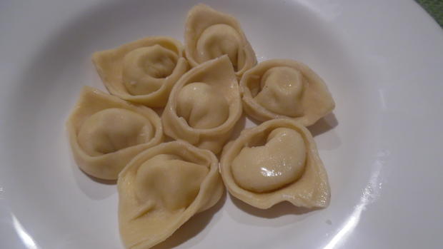 Cappellacci mit Ricotta-Parmesan-Füllung und Tomaten-Rahm-Soße - Rezept