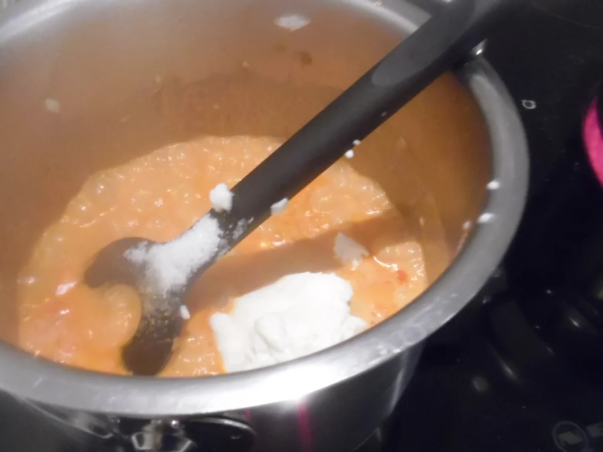 Cappellacci mit Ricotta-Parmesan-Füllung und Tomaten-Rahm-Soße - Rezept - Bild Nr. 4731